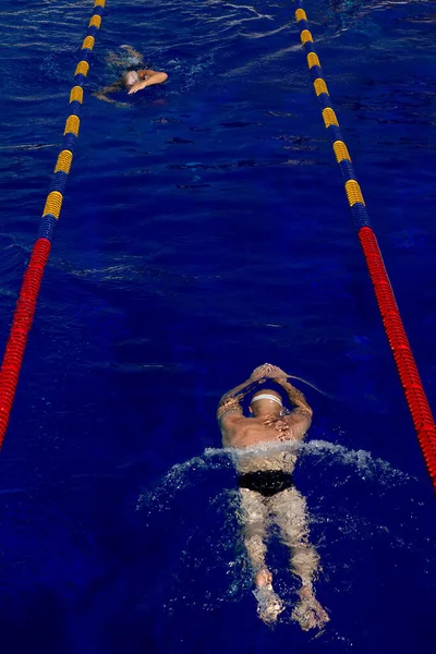 Atleta Nada Peito Uma Piscina Exterior Homem Faz Esportes Água — Fotografia de Stock