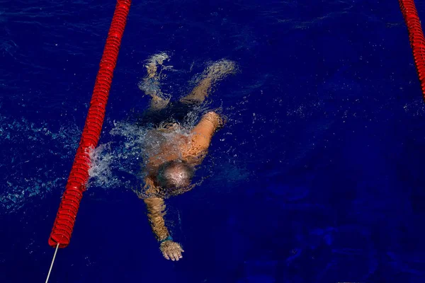 Atleta Nada Pecho Una Piscina Aire Libre Hombre Hace Deportes — Foto de Stock