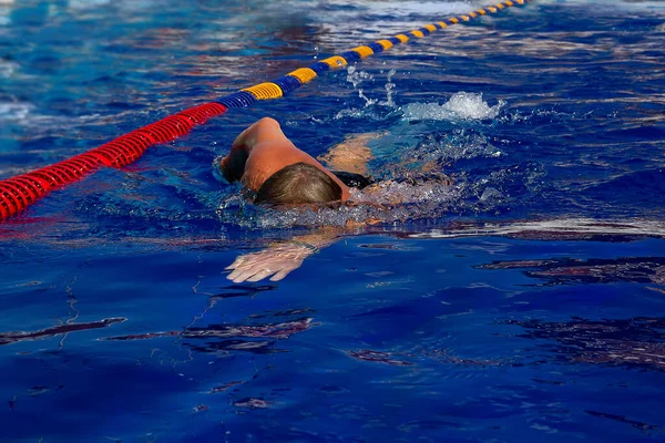Atleta Nada Peito Uma Piscina Exterior Homem Faz Esportes Água — Fotografia de Stock