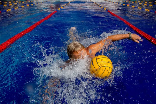 Juego Waterpolo Nadador Atleta Con Bola Amarilla Nada Braza Piscina — Foto de Stock