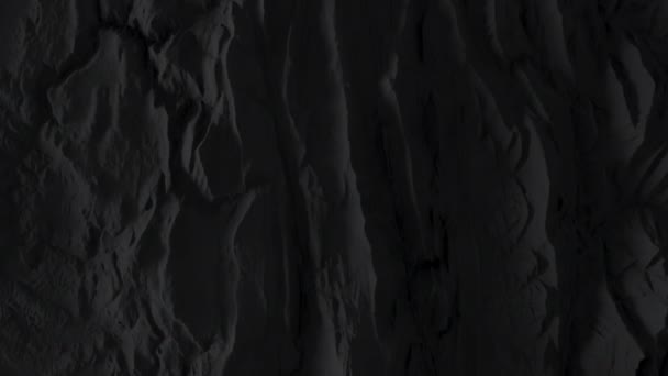 Leć nad czarnym abstrakcyjnym krajobrazem z górami. Ciemny obraz 3D ulgi ziemskiej. Szczegółowa powierzchnia elewacji. 4K UHD — Wideo stockowe