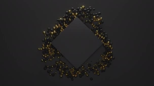 Um monte de esferas pretas e douradas fluem e saltam ao redor do bloco central. Girando e colidindo partículas de esferas dinâmicas em torno do cubo com lugar para texto. 4k UHD — Vídeo de Stock