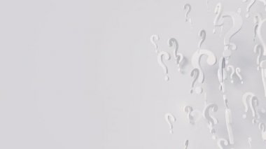 Dönen beyaz soru işareti döngüsü. Soyut geometrik animasyon canlandırıcı. Boş alanı olan kusursuz bir video