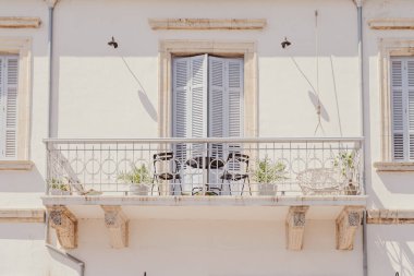 Kıbrıs 'ın Limasol kentinde güneşli bir günde balkon