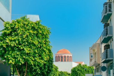 Limasol şehrindeki bir Ortodoks kilisesinin görüntüsü öğleden sonra Teh sokağından