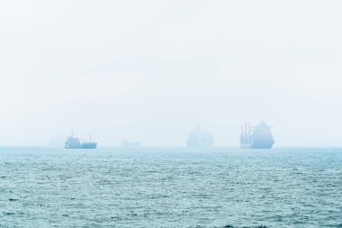 Kıbrıs Rum Kesimi 'nin Limasol kenti yakınlarında sabahları büyük konteyner gemileri ve yolcu gemileri