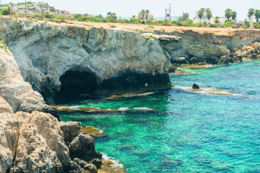 Akdeniz 'deki Kıbrıs adası Ayia Napa yakınlarındaki güzel doğal kaya kemeri. Efsanevi köprü aşıkları. İnanılmaz mavi deniz ve güneşli gün