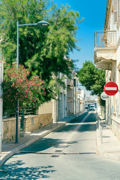 Zonnige straat van Limassol, Cyprus. Oude stad smalle straat — Stockfoto