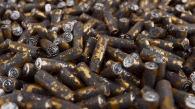 Yumuşak odaklı büyük paslı batarya paketinin üzerinden iz sürme çekimi. Çevre koruma kavramı. Yanlış pil atımı. 3d hazırlayıcı