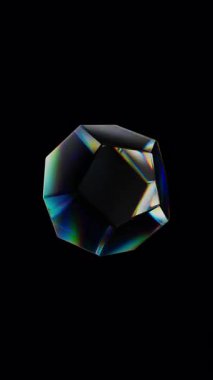 3d Şeffaf, dağılım efektli parlak geometrik nesne. Gökkuşağı renkleri yansıtma camı. 3d canlandırma döngüsü oluşturulabilir.