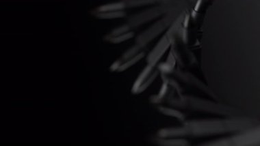 Siyah arka planda dönen çift sıra siyah ruj. Üzerinde sığ nokta olan siyah bir paket. Moda, kozmetik, makyaj konsepti animasyon döngüsü 3D canlandırma.