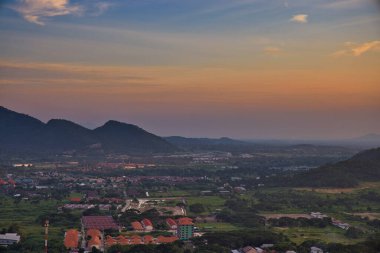 Bu eşsiz fotoğraf, Ekim ayı sonlarındaki gün batımını gösteriyor. Tayland 'ın Hua Hin kentinde. Evleri ve dağları çok iyi görebilirsin..