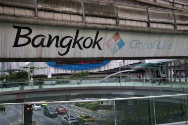 Bu eşsiz fotoğraf Tayland 'ın başkentinde Bangkok Hayat Şehri olarak adlandırılan bir köprüyü gösteriyor.