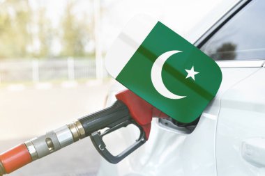 Enerji ve ekonomi kavramı. Arabanın benzin deposunda Pakistan bayrağı var. Depoda da benzin pompası var..