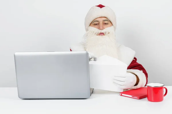 Conceito Natal Ano Novo Papai Noel Está Sentado Sua Mesa — Fotografia de Stock