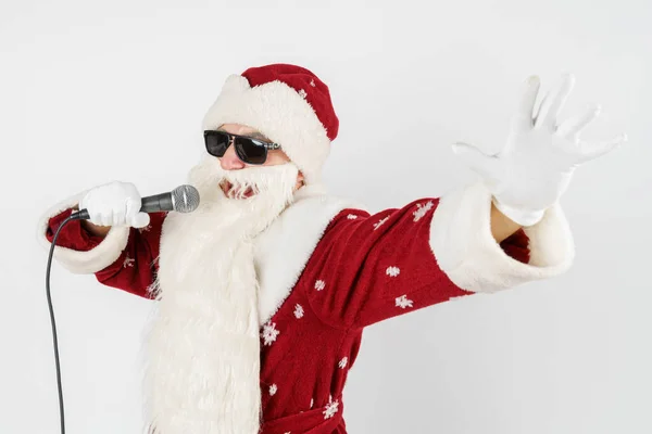 Feiertage Und Weihnachten Konzept Der Weihnachtsmann Singt Mit Einem Mikrofon — Stockfoto