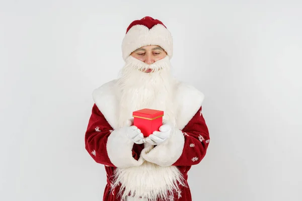 Święta Koncepcje Świąteczne Święty Mikołaj Trzyma Rękach Dary Odizolowane Biało — Zdjęcie stockowe