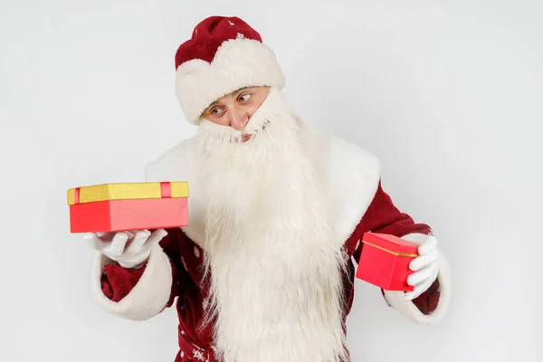 Feriados Conceitos Natal Pai Natal Tem Presentes Nas Mãos Isolado — Fotografia de Stock