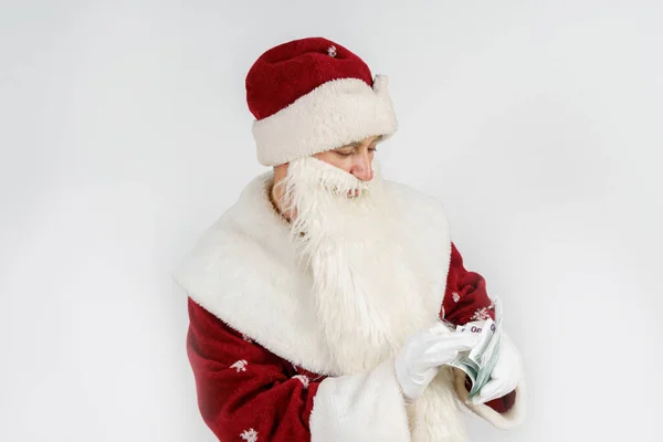Koncepcja Noworoczna Świąteczna Święty Mikołaj Trzyma Pieniądze Swoich Rękach Izolacja — Zdjęcie stockowe