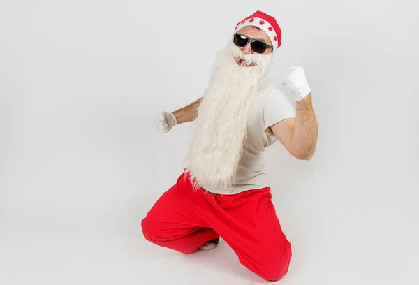 Neujahrs Und Weihnachtskonzept Der Weihnachtsmann Macht Eine Handbewegung Blick Von — Stockfoto