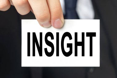 İş konsepti. İş adamı içinde INSIGHT yazan bir kart gösterdi