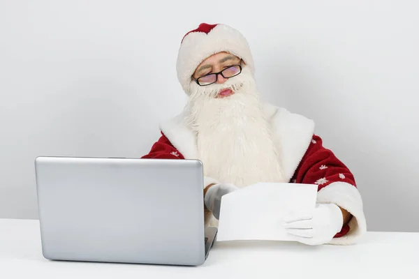 Conceito Natal Ano Novo Papai Noel Está Sentado Sua Mesa — Fotografia de Stock