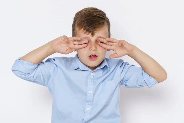 Emoções Adolescente Retrato Rapaz Cobrindo Olhos Com Mãos Isolado Sobre — Fotografia de Stock