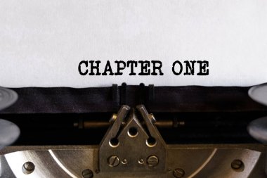 Finans ve iş konsepti. Yazılı metni olan klasik daktilo - CHAPTER 1
