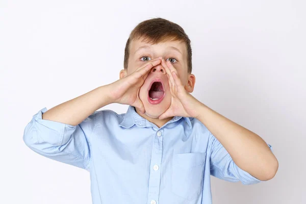 Emoções Adolescente Menino Expressa Emoções Gritos Pressionando Mãos Para Boca — Fotografia de Stock