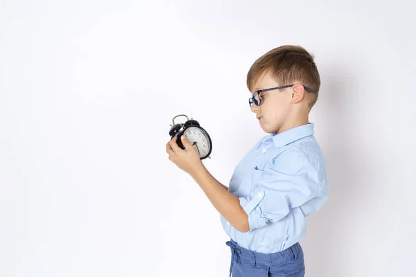 Onderwijsconcept Jongen Zet Het Alarm Aan Geïsoleerd Witte Achtergrond — Stockfoto