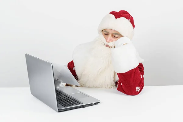 Conceito Natal Ano Novo Papai Noel Está Sentado Sua Mesa — Fotografia de Stock