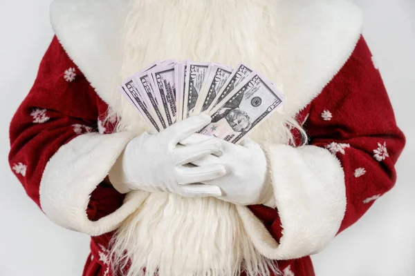 Koncepcja Noworoczna Świąteczna Święty Mikołaj Trzyma Pieniądze Swoich Rękach Izolacja — Zdjęcie stockowe