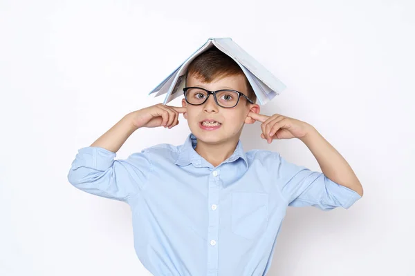 Concepto Educativo Estudiante Sostiene Libro Cabeza Cubre Las Orejas Con — Foto de Stock