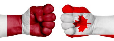 İnsanların mücadelesi kavramı. İki el birbirine kenetlenir ve birbirlerinin karşısındadır. Ülkelerin bayraklarının renklerine boyanmış eller. Kanada - Letonya