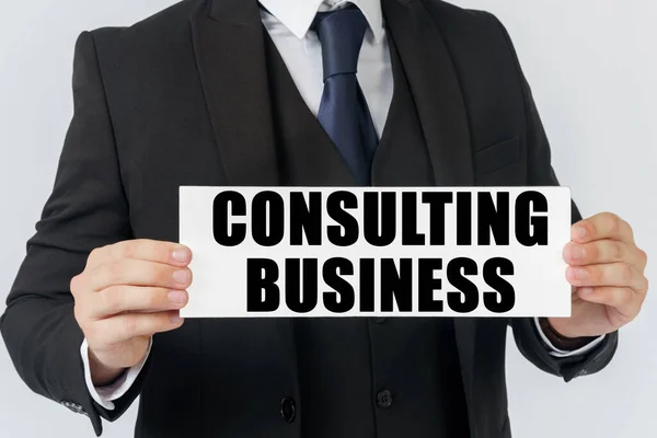 Koncepcja Biznesu Finansów Biznesmen Trzyma Ręku Znak Który Mówi Consulting — Zdjęcie stockowe