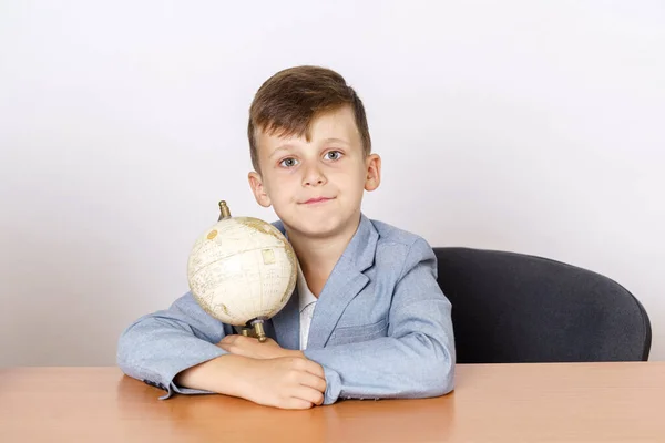 Concetto Educativo Uno Studente Tiene Globo Tra Mani Guarda Nella — Foto Stock