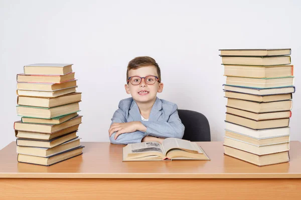 Concept Éducation Étudiant Avec Des Lunettes Est Assis Une Table — Photo