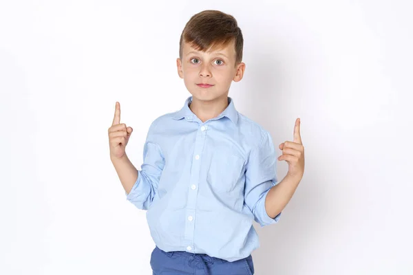 Las Emociones Adolescente Niño Expresa Emociones Levantando Los Pulgares Hacia — Foto de Stock