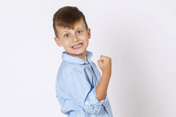 Emoties Van Een Tiener Jongen Drukt Emoties Uit Overwinning Met — Stockfoto