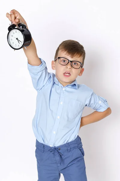 Onderwijsconcept Jongen Houdt Een Wekker Zijn Handen Houdt Hem Omhoog — Stockfoto