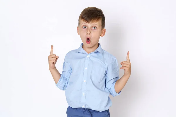 Эмоции Подростка Мальчик Выражает Эмоции Поднимая Большие Пальцы Вверх Изолированный — стоковое фото