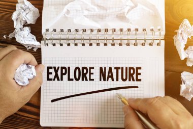 İş ve finans kavramı. Bir adam not defterine 