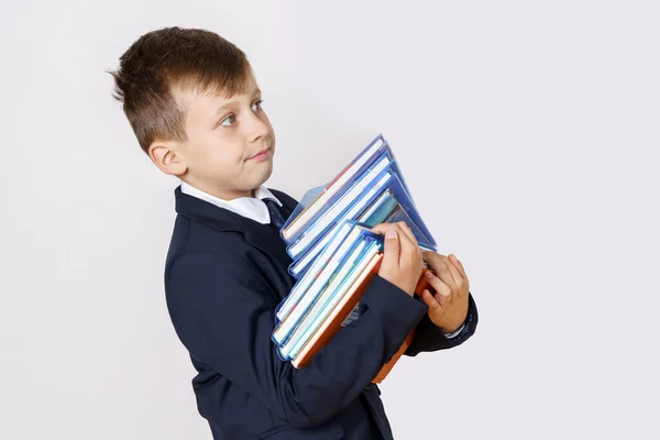 Εκπαιδευτική Ιδέα Μαθητής Κρατάει Βιβλία Στα Χέρια Του Και Κοιτάζει — Φωτογραφία Αρχείου