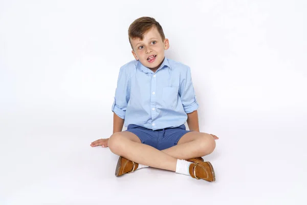 Concepto Educativo Niño Niño Sentado Suelo Aislado Sobre Fondo Blanco —  Fotos de Stock