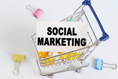İş konsepti. Alışveriş arabasında, metin kartın üzerinde yazılı - SOSYAL MARKETING.