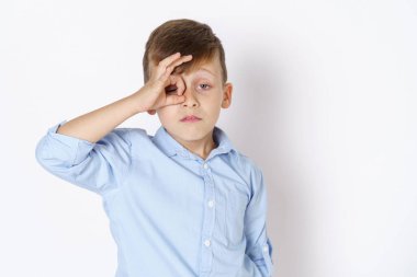 Bir gencin duyguları. Çocuk duygularını ifade ediyor, elleriyle dürbünle bakar gibi bakıyor. Beyaz arkaplanda izole.