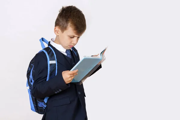 Onderwijsconcept Een Student Leest Een Boek Geïsoleerd Witte Achtergrond — Stockfoto