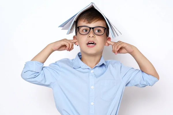 Onderwijsconcept Student Houdt Een Boek Zijn Hoofd Bedekt Zijn Oren — Stockfoto