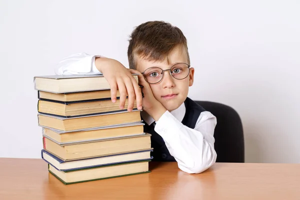 Concetto Educativo Studente Siede Tavolo Tiene Testa Mani Operano Libri — Foto Stock