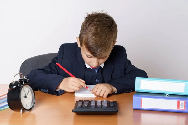 Conceito Negócios Finanças Jovem Homem Negócios Está Cansado Trabalho Desenha — Fotografia de Stock